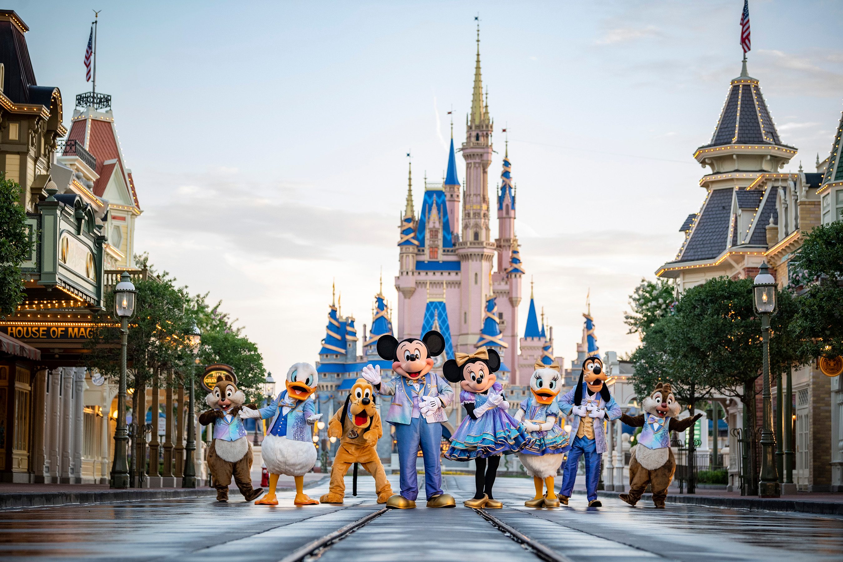 Walt Disney Cinderella's Castle 10 Year Anniversary Cast Member Exclusive Pin 