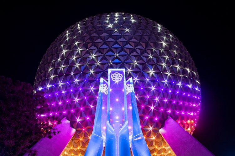 Disney mostra nova iluminação da Spaceship Earth