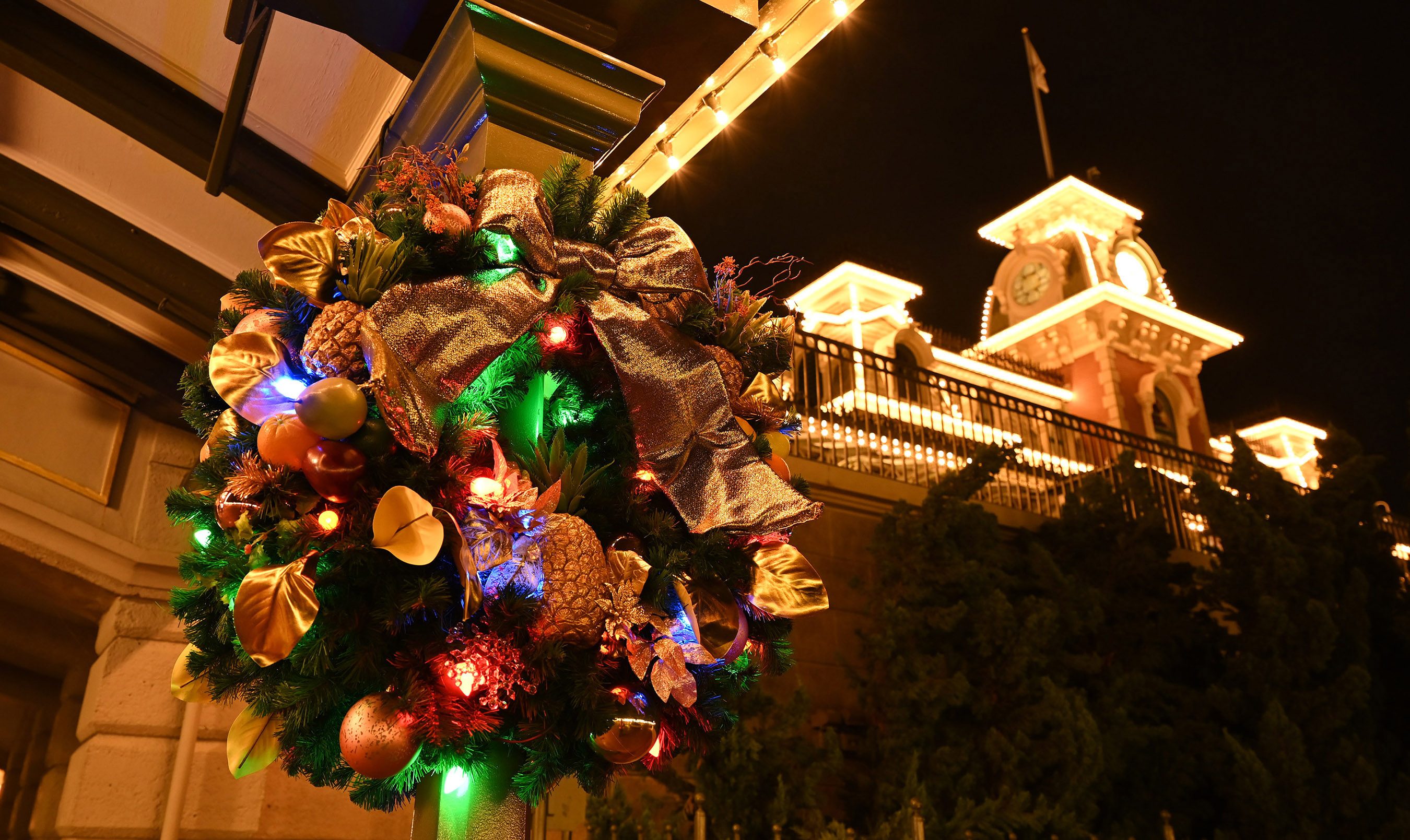 Vídeo: Disney mostra instalação da decoração de natal do Magic Kingdom