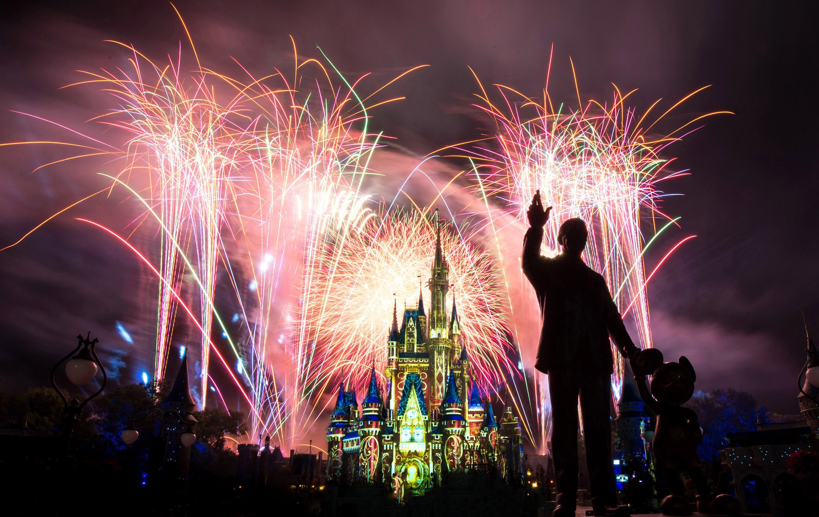 Disney anuncia retorno dos espetáculos “Happily Ever After” e “EPCOT Forever”