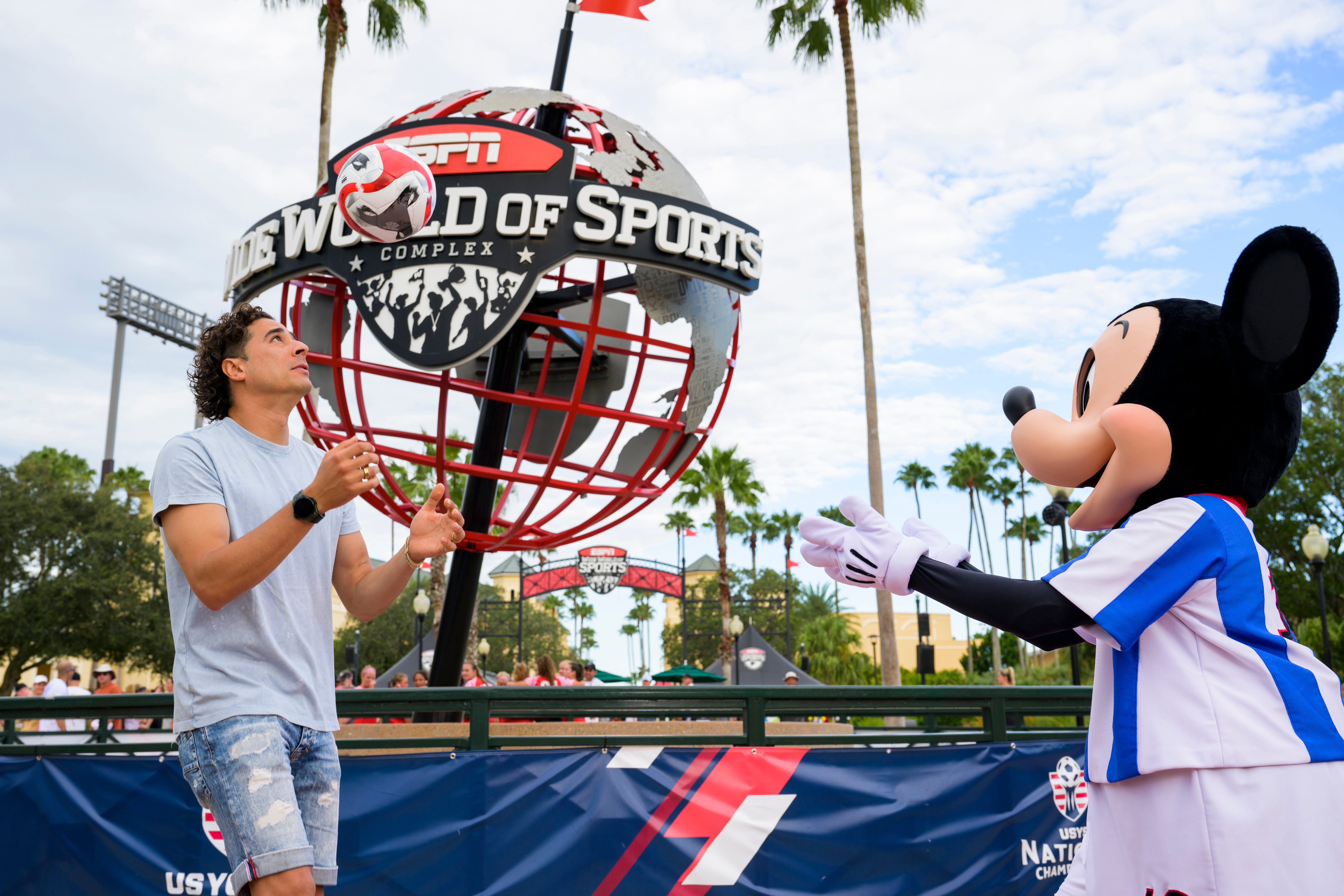 La estrella de la Copa del Mundo de México se une a Mickey Mouse para sorprender a los jugadores de fútbol en Walt Disney World Resort